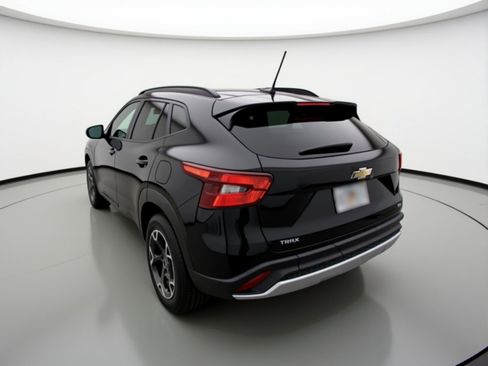 Used 2025 Chevrolet Trax LT image 6
