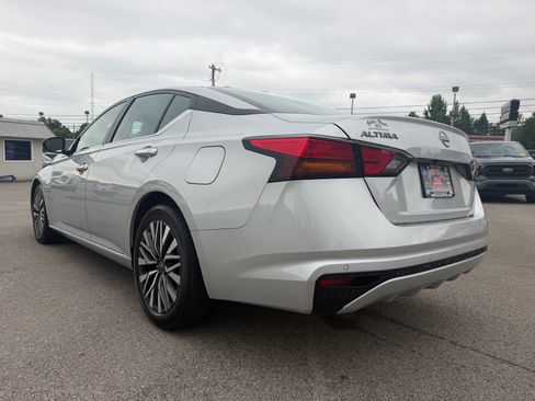 Used 2024 Nissan Altima 2.5 SV FWD image 13