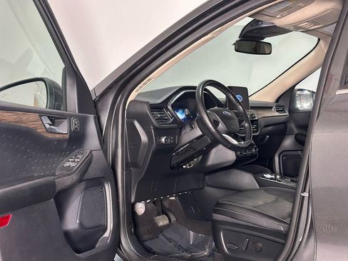 Used 2020 Ford Escape Titanium image 9