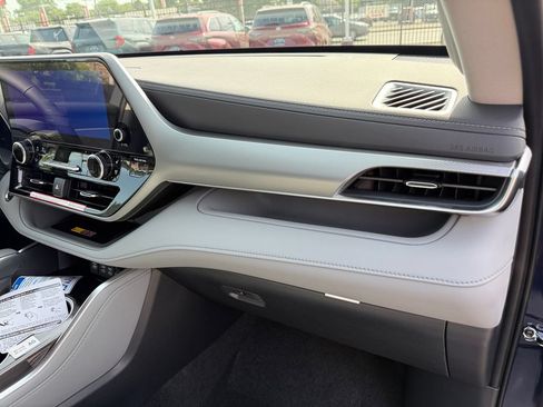 New 2026 Toyota Highlander Platinum AWD/4WD image 16