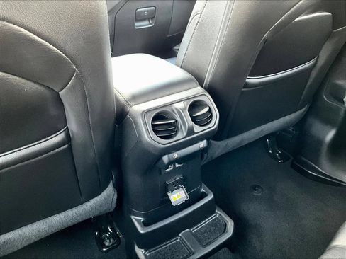 Used 2020 Jeep Wrangler Unlimited Sahara AWD/4WD image 12