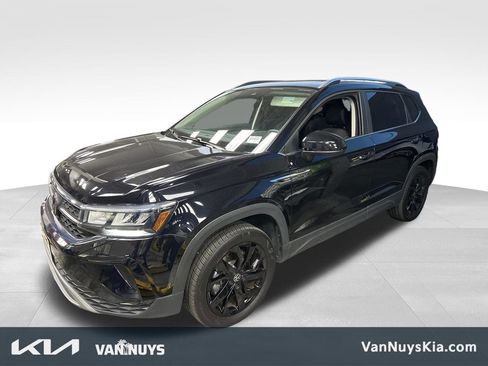 Used 2023 Volkswagen Taos SE w/ Panoramic Sunroof Package AWD/4WD image 1