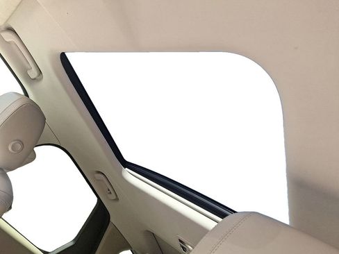 Used 2019 Land Rover Discovery SE image 13