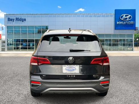 Used 2023 Volkswagen Taos SE w/ Panoramic Sunroof Package AWD/4WD image 4