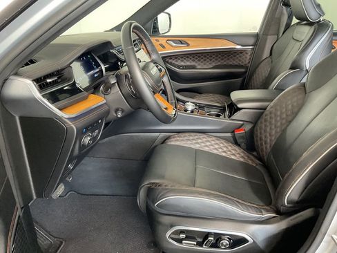 Used 2023 Jeep Grand Cherokee Summit AWD/4WD image 19