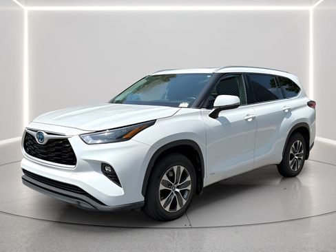 Used 2022 Toyota Highlander XLE AWD/4WD image 1