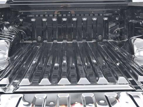 Used 2025 Nissan Frontier SV image 10