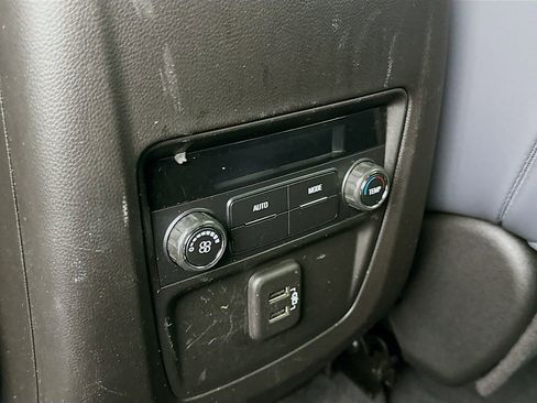 Used 2022 Buick Enclave Essence image 32