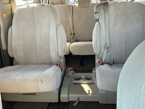 Used 2012 Toyota Sienna LE image 23