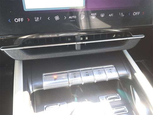 Used 2025 Lincoln Nautilus Premier image 19