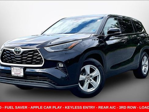 Used 2022 Toyota Highlander LE AWD/4WD image 3