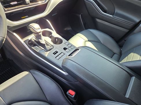 Used 2024 Toyota Highlander XLE image 25