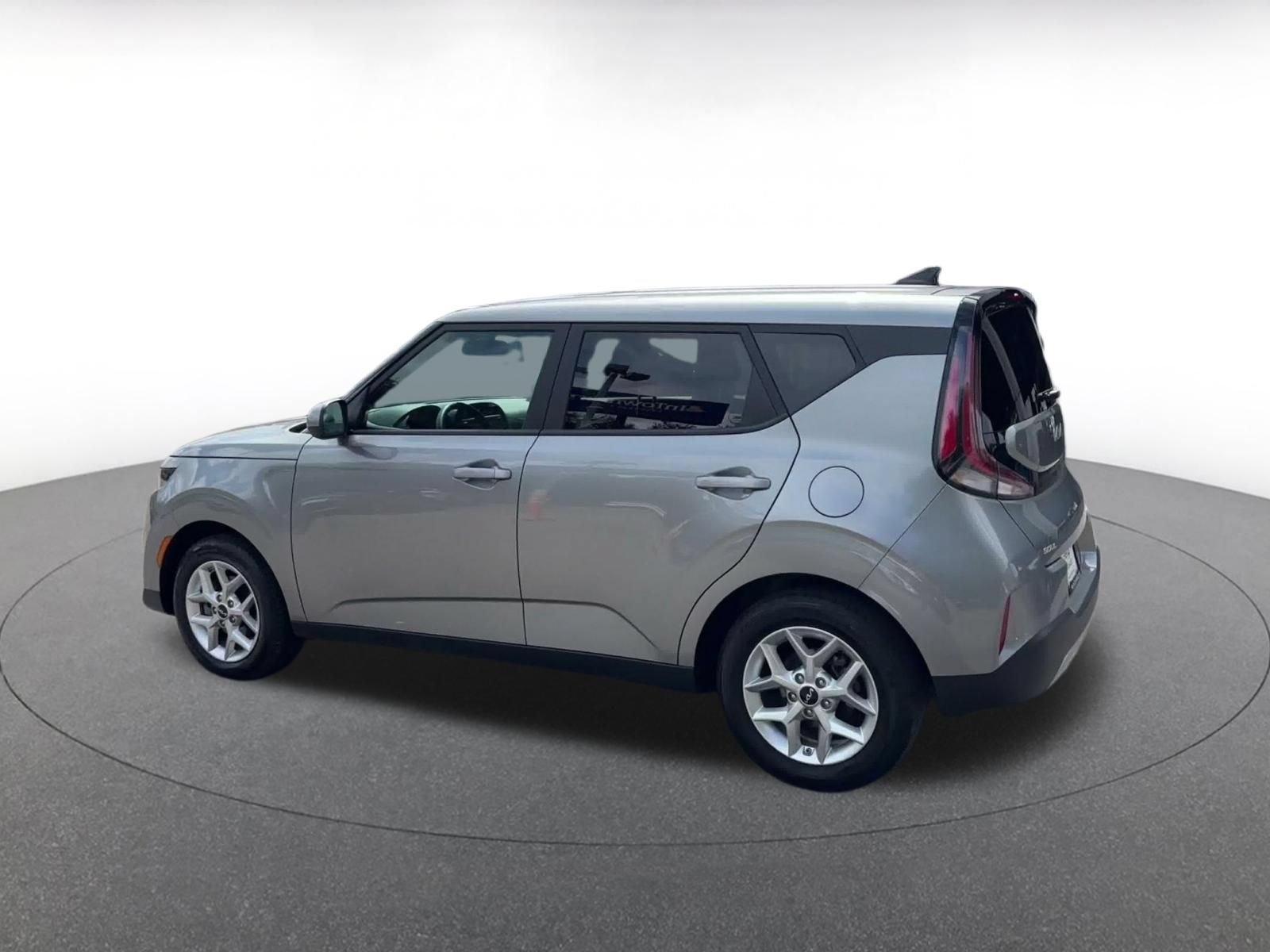 Used 2025 Kia Soul LX w/ LX Technology Package FWD image 8