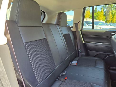 Used 2017 Jeep Compass Latitude FWD image 14
