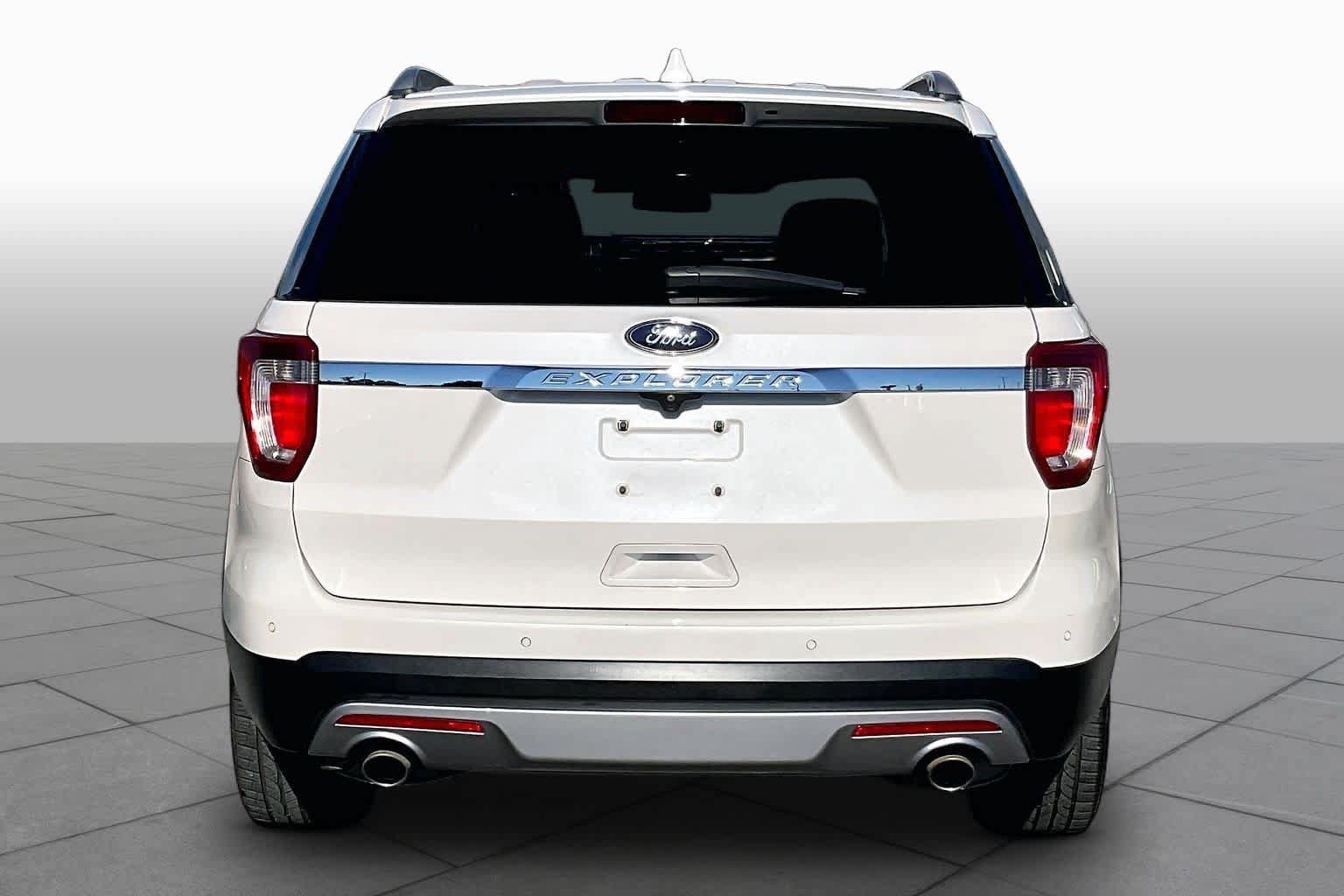 Used 2017 Ford Explorer XLT w/ Equipment Group 202A FWD image 5