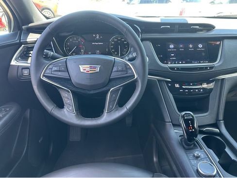 Certified 2022 Cadillac XT5 Premium Luxury FWD image 9