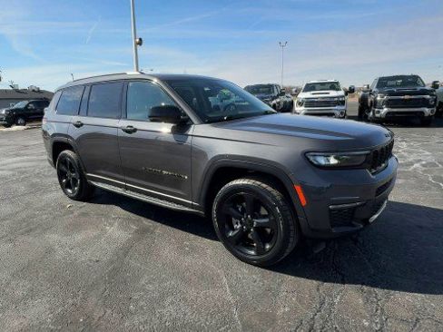Used 2022 Jeep Grand Cherokee L Limited w/ Black Appearance Package image 2