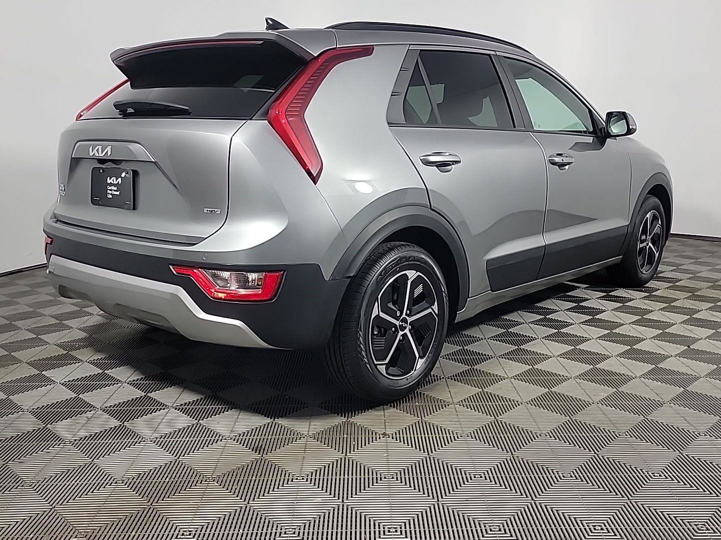 Certified 2024 Kia Niro EX FWD image 3