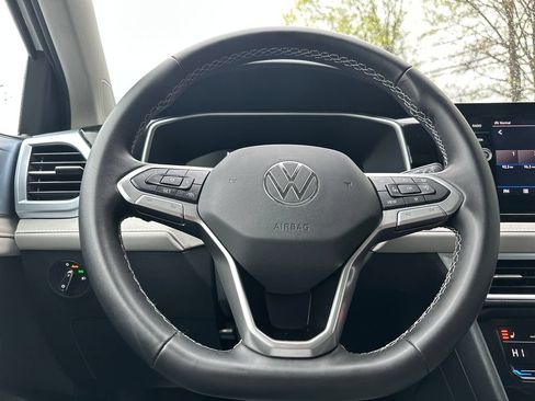 Used 2025 Volkswagen Taos SE w/ Panoramic Sunroof Package AWD/4WD image 7