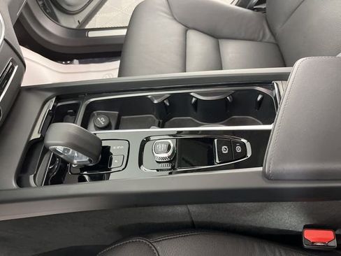 Used 2025 Volvo XC60 B5 Plus image 28