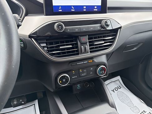 Used 2022 Ford Escape SE image 25