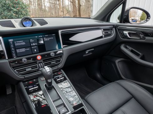 Certified 2025 Porsche Macan AWD/4WD image 21