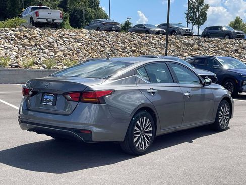 Used 2025 Nissan Altima 2.5 SV FWD image 3
