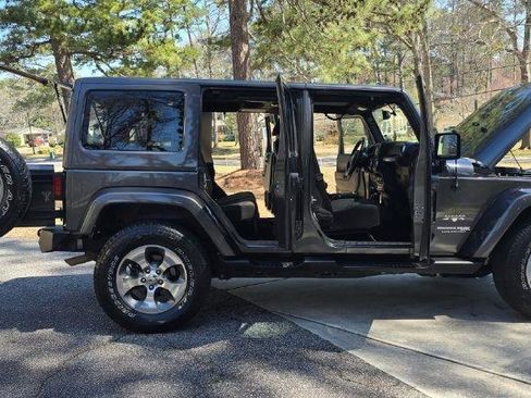Used 2018 Jeep Wrangler Unlimited Sahara w/ Connectivity Group AWD/4WD image 34