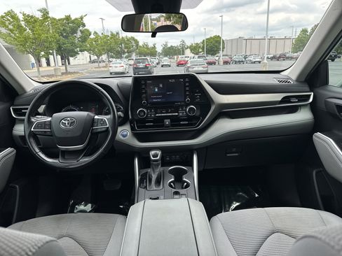 Used 2022 Toyota Highlander LE AWD/4WD image 29
