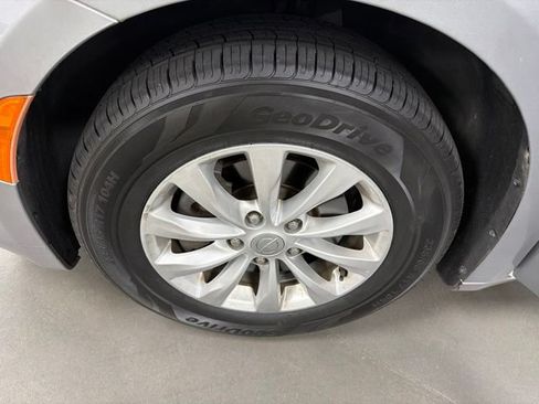 Used 2019 Chrysler Pacifica Touring Plus FWD image 28
