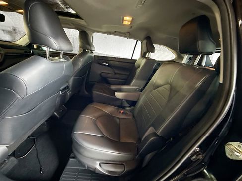 Used 2020 Toyota Highlander XLE image 27