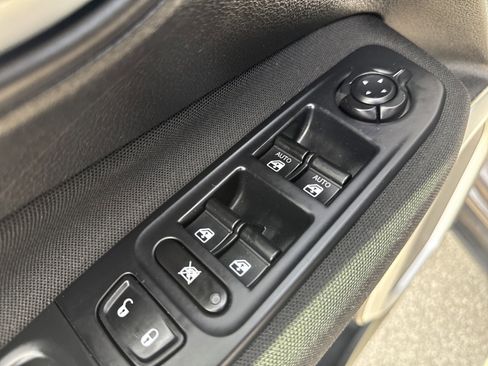 Used 2019 Jeep Renegade Latitude w/ Popular Equipment Group image 15