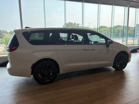 New 2026 Chrysler Pacifica Select AWD/4WD image 8