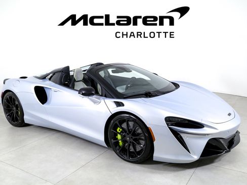 Used 2025 McLaren Artura Spider image 2