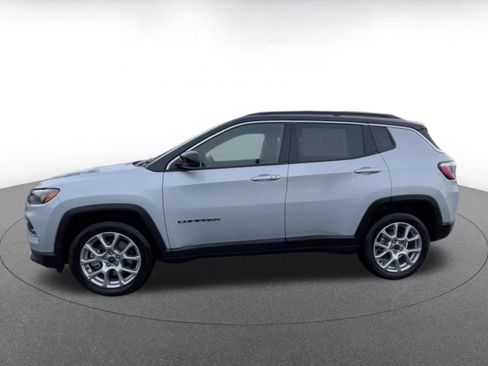 Used 2025 Jeep Compass Limited image 9