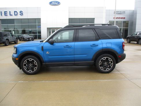 Used 2025 Ford Bronco Sport Outer Banks w/ Outer Banks Tech Package+ AWD/4WD image 3