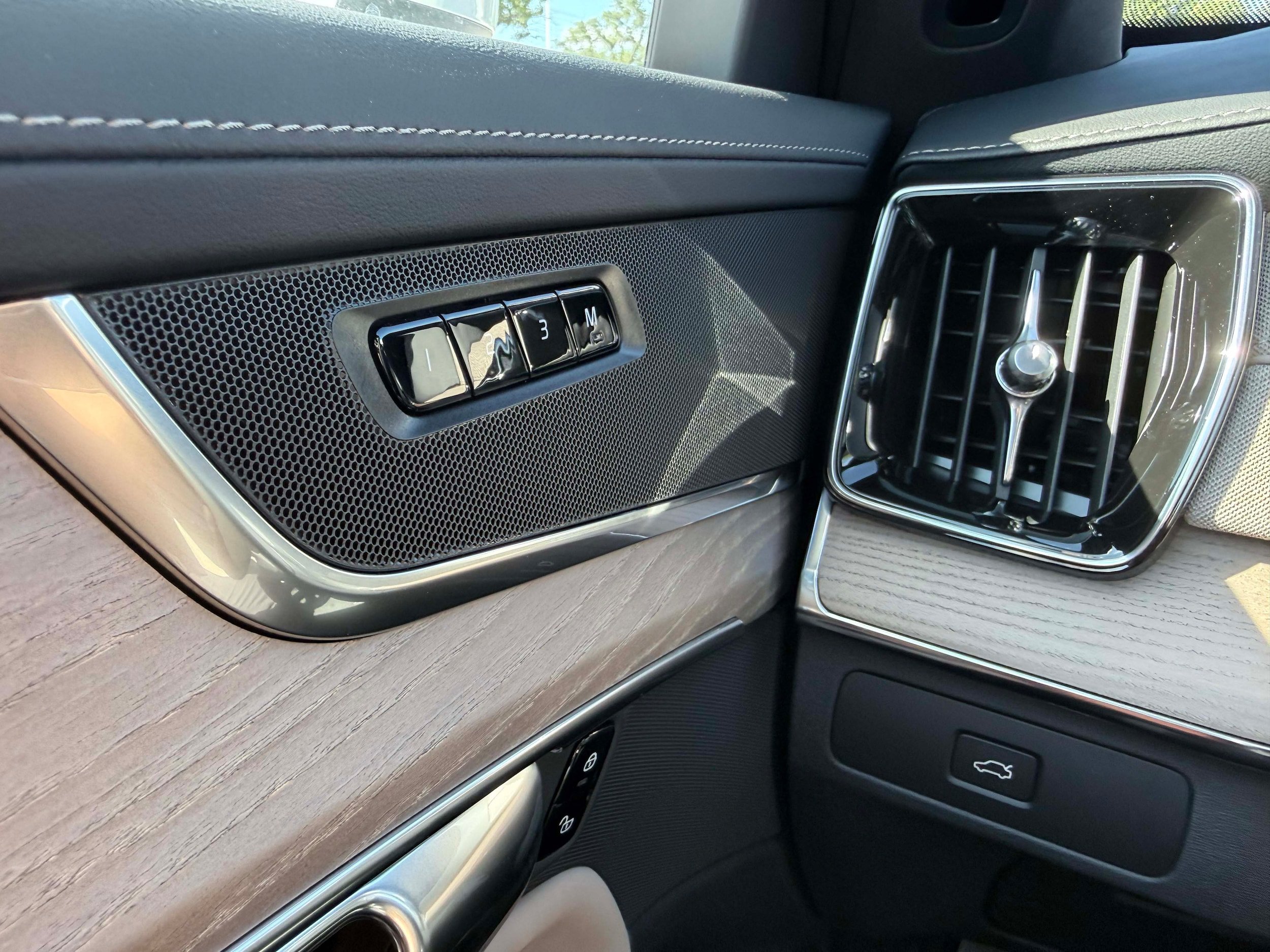 New 2026 Volvo XC90 B6 Plus w/ Protection Package Premier AWD/4WD image 19