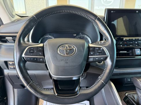 Used 2021 Toyota Highlander Limited FWD image 8