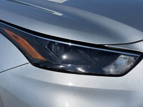 Used 2025 Toyota Highlander LE FWD image 11