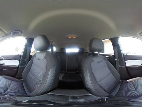 Used 2025 Chevrolet Trax LT w/ LT Convenience Package FWD image 41