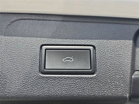 Used 2024 Volkswagen Atlas SE w/ Panoramic Sunroof Package FWD image 9