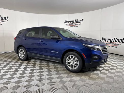 Used 2022 Chevrolet Equinox LS FWD image 4