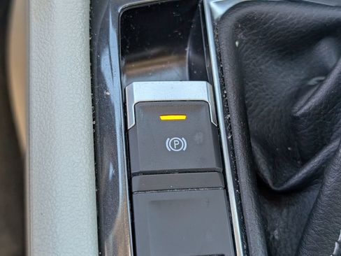 Used 2023 Volkswagen Tiguan SE w/ Panoramic Sunroof Package FWD image 22
