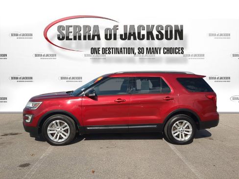 Used 2017 Ford Explorer XLT w/ Equipment Group 202A image 5