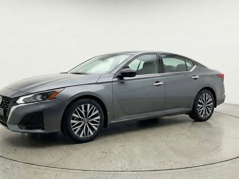 Used 2025 Nissan Altima 2.5 SV FWD image 3