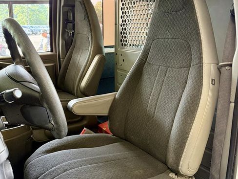 Used 2018 Chevrolet Express 2500 w/ Driver Convenience Package RWD image 14