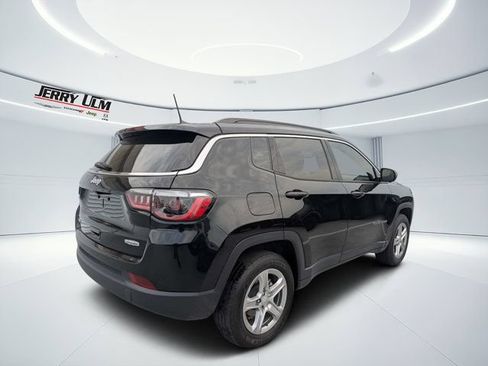 Used 2023 Jeep Compass Latitude w/ Sun and Sound Group AWD/4WD image 3