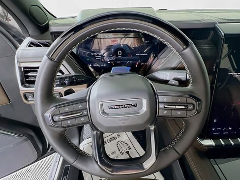 Used 2025 GMC Yukon XL Denali Ultimate AWD/4WD image 10