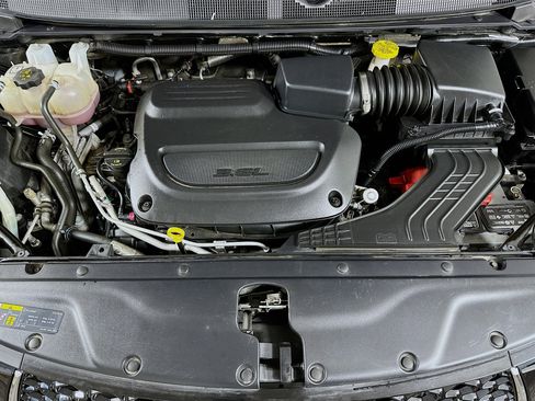 Used 2023 Chrysler Pacifica Touring-L image 29