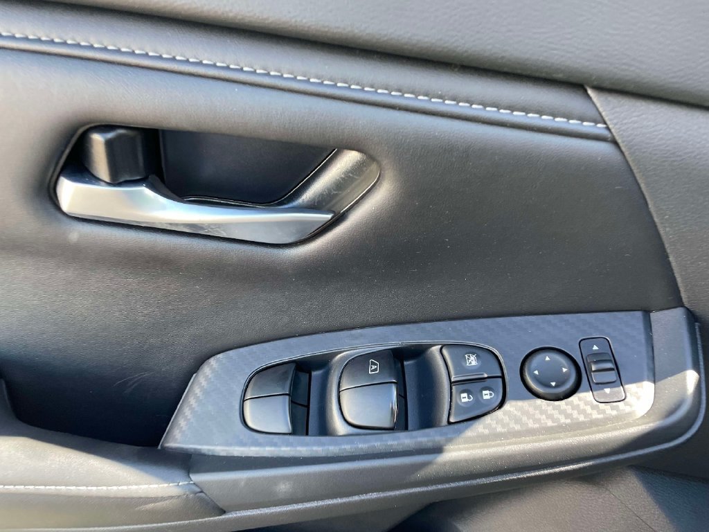 Used 2025 Nissan Sentra SV FWD image 18